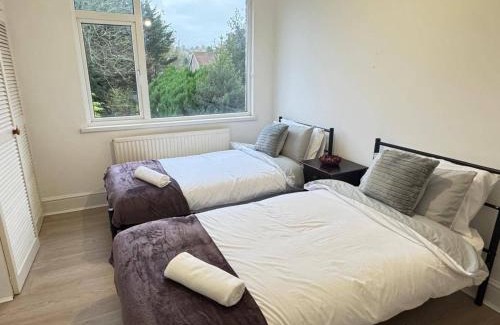 Luton House | Charming Luton Home for Families & Business Stays