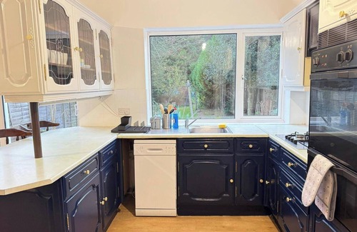 Luton House | Charming Luton Home for Families & Business Stays