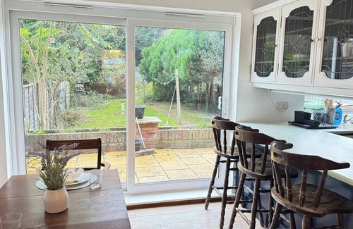 Luton House | Charming Luton Home for Families & Business Stays