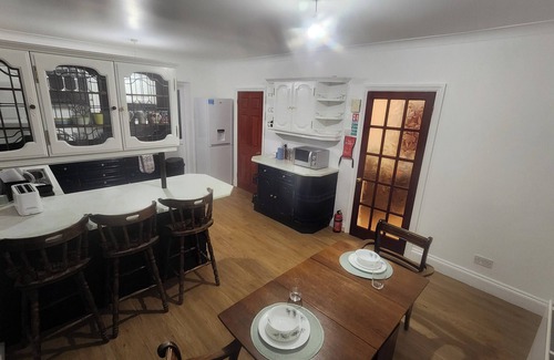 Luton House | Charming Luton Home for Families & Business Stays