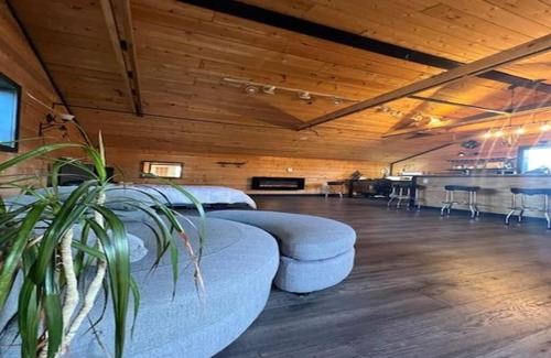 Oaklands House | Charming Melrose Place Suite