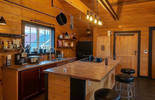 Saanich East House | Charming "Melrose Place" w Pool, Deck & Grill