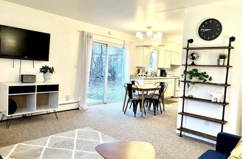 Dartmoor House | Charming Mid Century 2-Bedroom with Parking 1 Mile From The Big House & Downtown