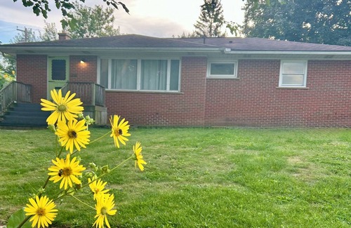 Dicken House | Charming Mid Century 3-bedroom Ranch house in Ann Arbor