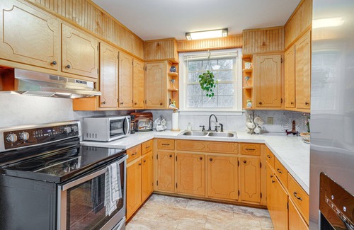 Keeling House | Charming Milton Home w/Porch - 5 Mi to VIR!