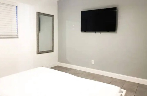 West Hollywood House | Charming.Modern 3 bedroom house. BBQ. Big Backyard