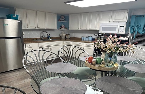 Crawfordville Cottage | Charming modern cottage, in Crawfordville with extra parking for your boat.