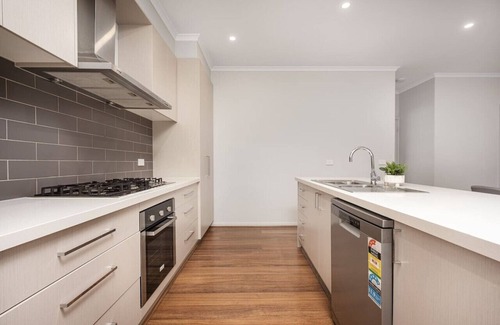Boronia House | Charming & Modern Mountain View Townhouse