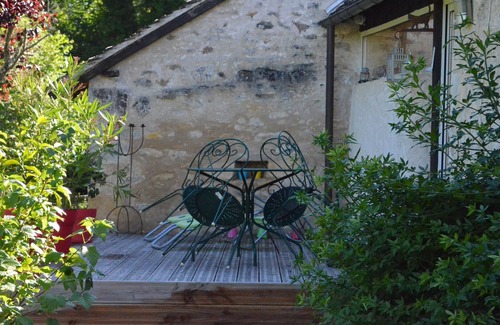 Chalais Cottage | Charming Nature Retreat with King Bed, Private Terrace, and Shared Pool in the Brenne Park