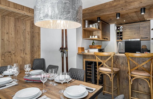 Le Praz Apartment | Charming New Apartment Near Pistes with Terrace and Ski-Room