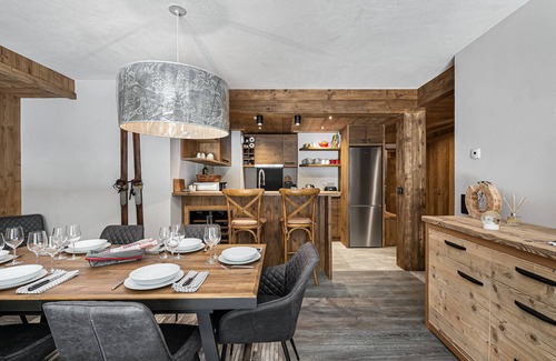 Le Praz Apartment | Charming New Apartment Near Pistes with Terrace and Ski-Room