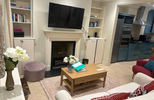 Battersea Apartment | Charming, newly decorated, Gdn flat, centrally located, next to Battersea Park