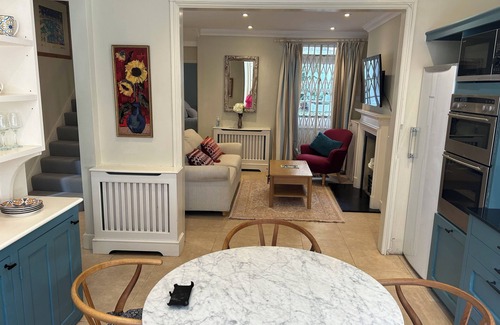 Battersea Apartment | Charming, newly decorated, Gdn flat, centrally located, next to Battersea Park