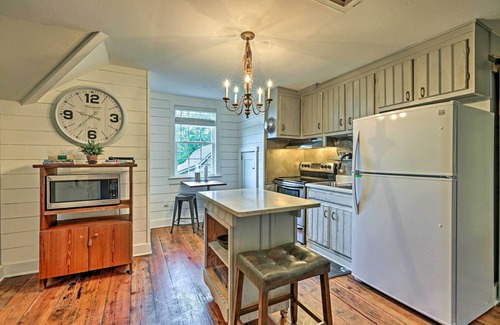 Newnan House | Charming Newnan Carriage House on 95 Acres!