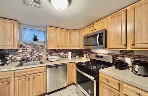 North Bergen Apartment | Charming NYC-Themed Retreat in North Bergen – Just Minutes from Midtown!