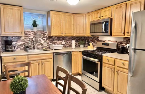 North Bergen Apartment | Charming NYC-Themed Retreat in North Bergen – Just Minutes from Midtown!