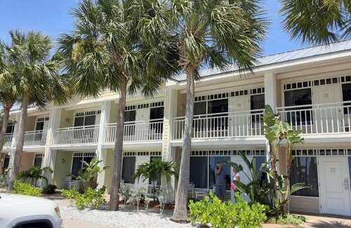 Ruskin Apartment | Charming one bedroom resort-style studio with pool and beach access