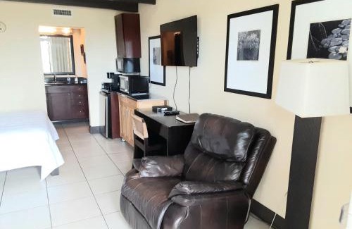 Ruskin Apartment | Charming one bedroom resort-style studio with pool and beach access