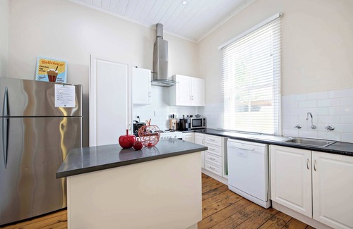 Dubbo House | Charming Period Home - Close to CBD, Pets Allowed