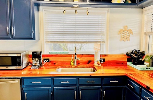 Atlantic Beach Cottage | Charming Pet-Friendly Cottage in beautiful Atlantic Beach with AC, WiFi