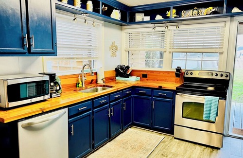 Atlantic Beach Cottage | Charming Pet-Friendly Cottage in beautiful Atlantic Beach with AC, WiFi