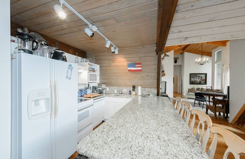 Vinita House | Charming, Private and Fully Furnished Lake Home on Grand Lake