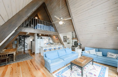 Vinita House | Charming, Private and Fully Furnished Lake Home on Grand Lake