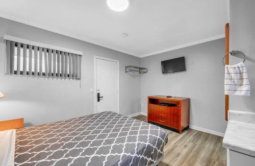 Riverview Apartment | Charming Private Room in Browntown for 2 Detroit