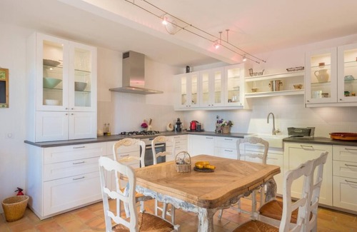 Molleges Cottage | Charming Provençal Farmhouse with lovely views to Alpilles, private tennis court
