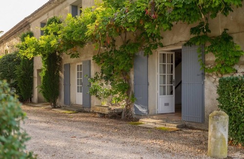 Molleges Cottage | Charming Provençal Farmhouse with lovely views to Alpilles, private tennis court