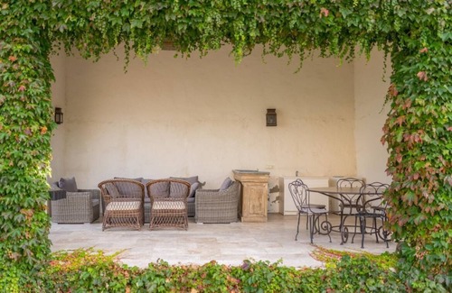 Molleges Cottage | Charming Provençal Farmhouse with lovely views to Alpilles, private tennis court