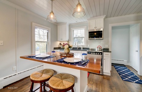 Falmouth House | Charming Quissett Cottage - Private beach/Walk to the Knob!
