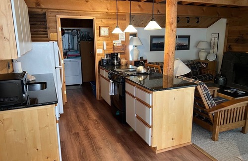 Sunriver Cabin | Charming Ranch Cabin-New Premier Pool, 20 Minutes to Mt. Bachelor Lg Common Area
