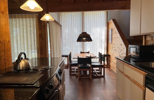 Sunriver Cabin | Charming Ranch Cabin-New Premier Pool, 20 Minutes to Mt. Bachelor Lg Common Area