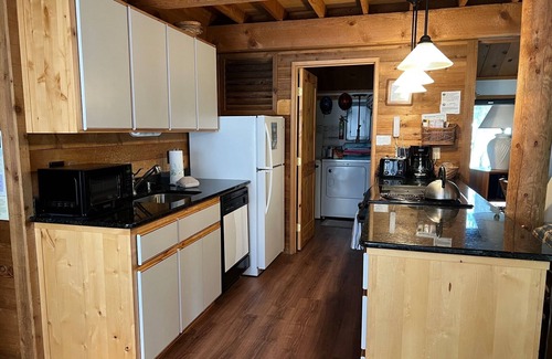 Sunriver Cabin | Charming Ranch Cabin-New Premier Pool, 20 Minutes to Mt. Bachelor Lg Common Area