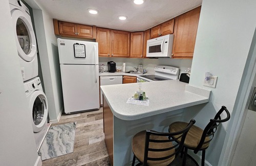 Cape Caneveral Beach Gardens Condo | Charming Remodeled 1-bedroom condo - Pool, Hot Tub, Beach Access, Sleeps 4