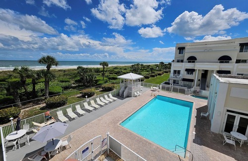Cape Caneveral Beach Gardens Condo | Charming Remodeled 1-bedroom condo - Pool, Hot Tub, Beach Access, Sleeps 4