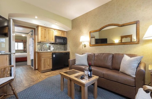 Olympic Valley Resort | Charming resort in Olympic valley, CA. walking distance to Palisades Tahoe ski
