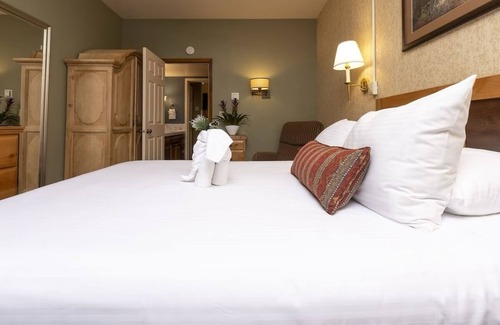 Olympic Valley Resort | Charming resort in Olympic valley, CA. walking distance to Palisades Tahoe ski