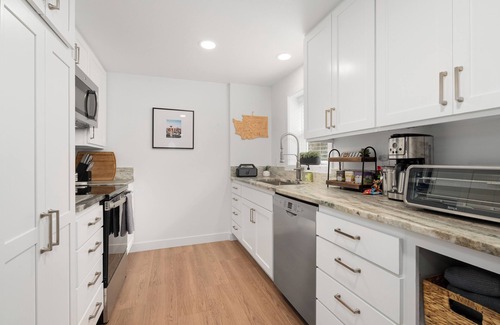 Norkirk Condo | Charming retreat 2 blocks from Google, downtown Kirkland, fully fenced, office