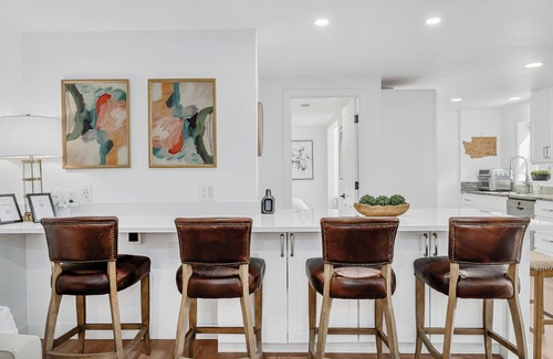 Norkirk Condo | Charming retreat 2 blocks from Google, downtown Kirkland, fully fenced, office