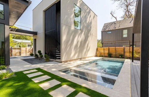Govalle House | Charming Retreat in Govalle – Private Pool, Spa, and Outdoor Oasis!nn