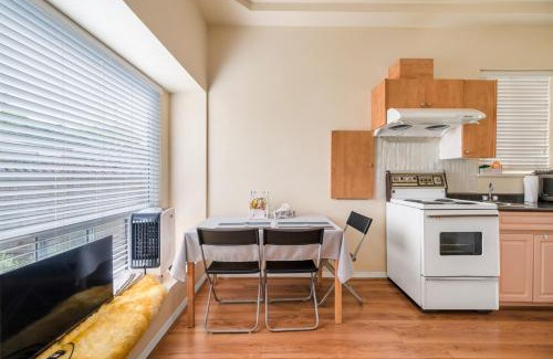 Sunset House | Charming Retreat in the Heart of Vancouver A