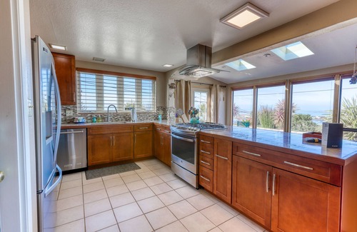 Humboldt Hill House | Charming retreat with sweeping views of the bay and ocean Private BBQ/patio