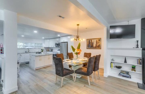 Valdosta House | Charming Retreat with a Fully Equipped Kitchen, Deck, and Easy Access to Parks