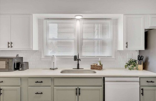 Dahlman House | Charming Retreat - Your Stay Haven in Omaha