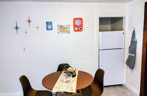 Mena House | Charming Retro 2-bedroom house with AC, Fully Stocked Kitchen, Firepit, Laundry