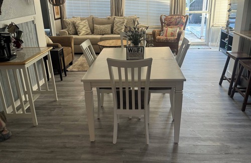 Weeki Wachee Gardens Cottage | CHARMING Riverfront Cottage. FREE KAYAKS, CANOE & MORE