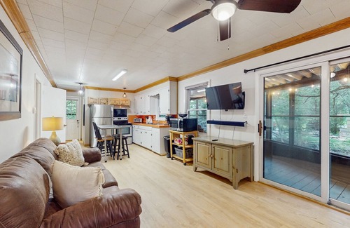 Bamboo House | Charming Riverfront 2BR house with Full Kitchen and Wifi | Dog-Friendly