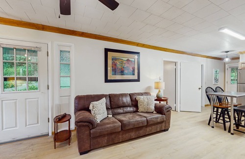 Bamboo House | Charming Riverfront 2BR house with Full Kitchen and Wifi | Dog-Friendly